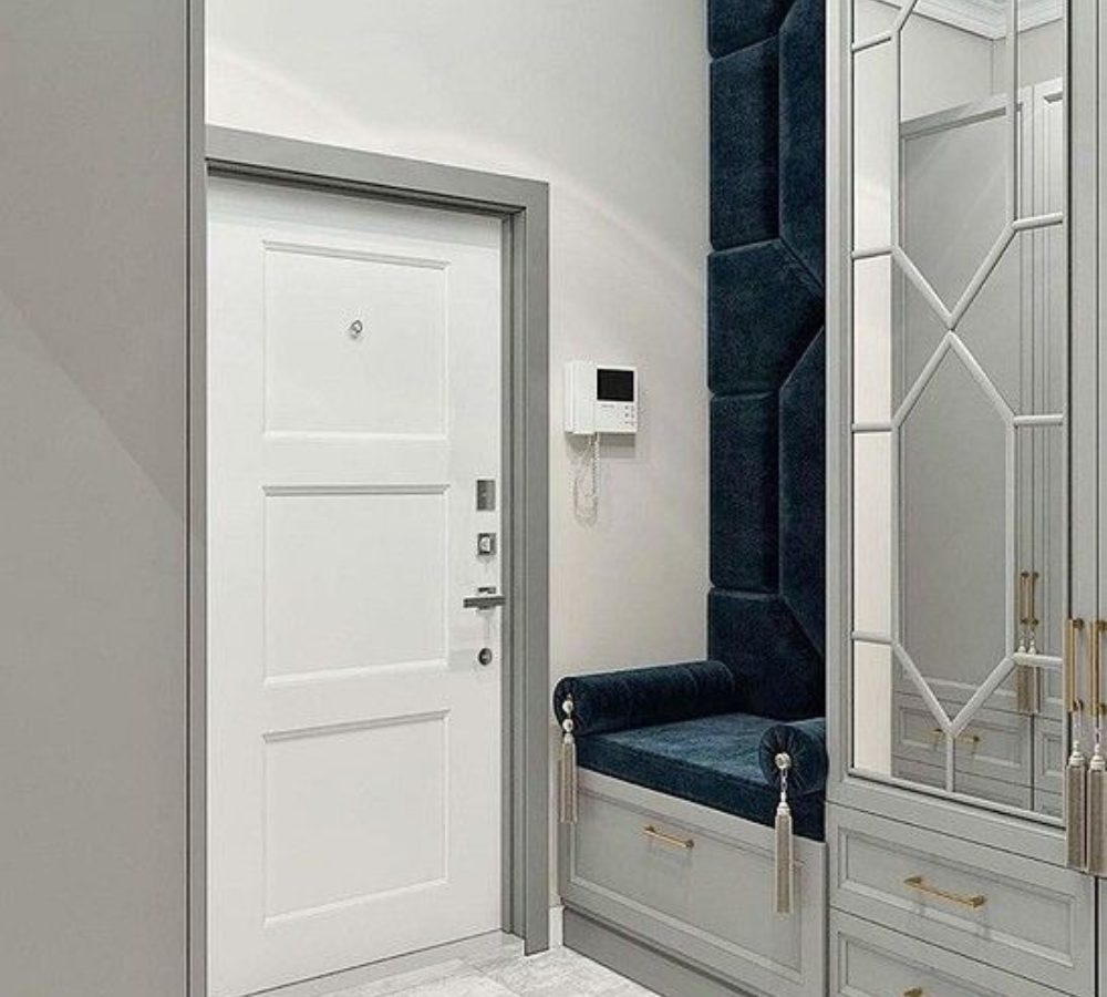 Flur mit Sitzbank in der Nische und Spiegelschrank