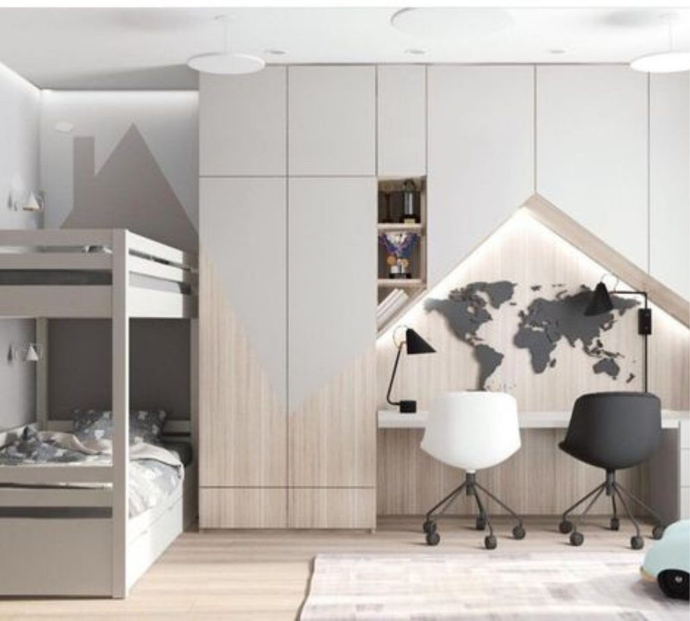 Kinderzimmer mit Etagenbett und zwei Schreibtischen