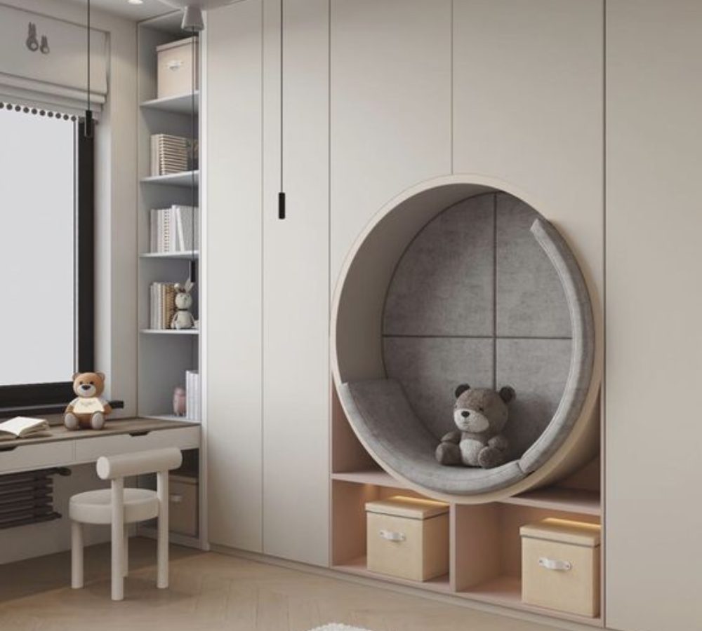Schrank mit runder Sitznische im Kinderzimmer