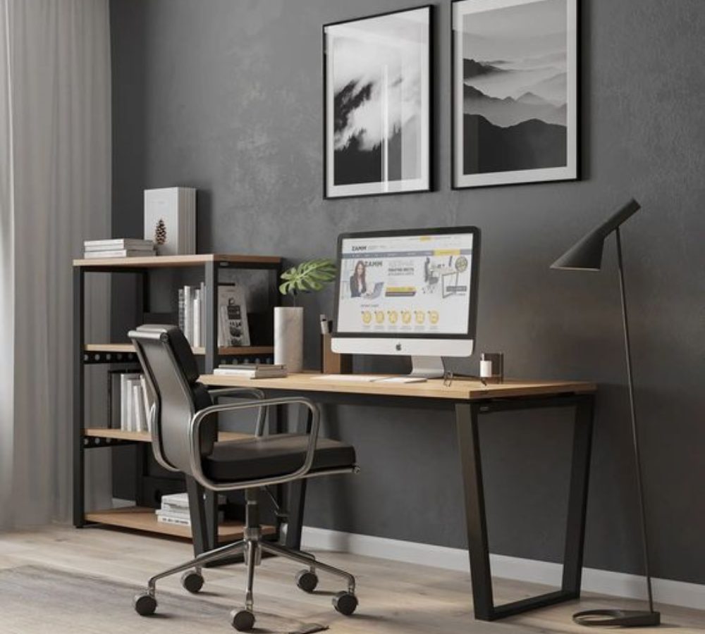 Arbeitsplatz mit Schreibtisch auf Metallbeinen und Regal