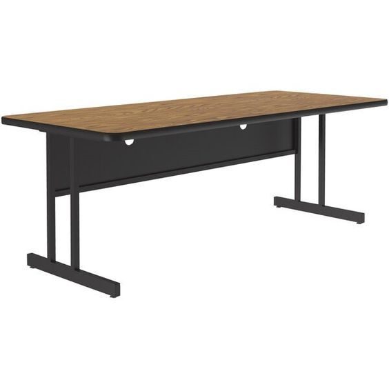 Langer Tisch auf Metallbeinen