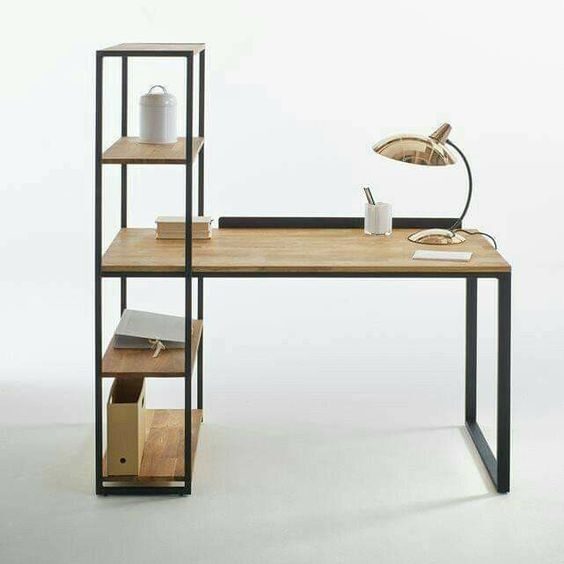 Schreibtisch mit integriertem Metallregal